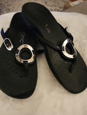 Vionic Orthaheel Black Women's Toe-Ring Sandals with Silver Ring Detail
